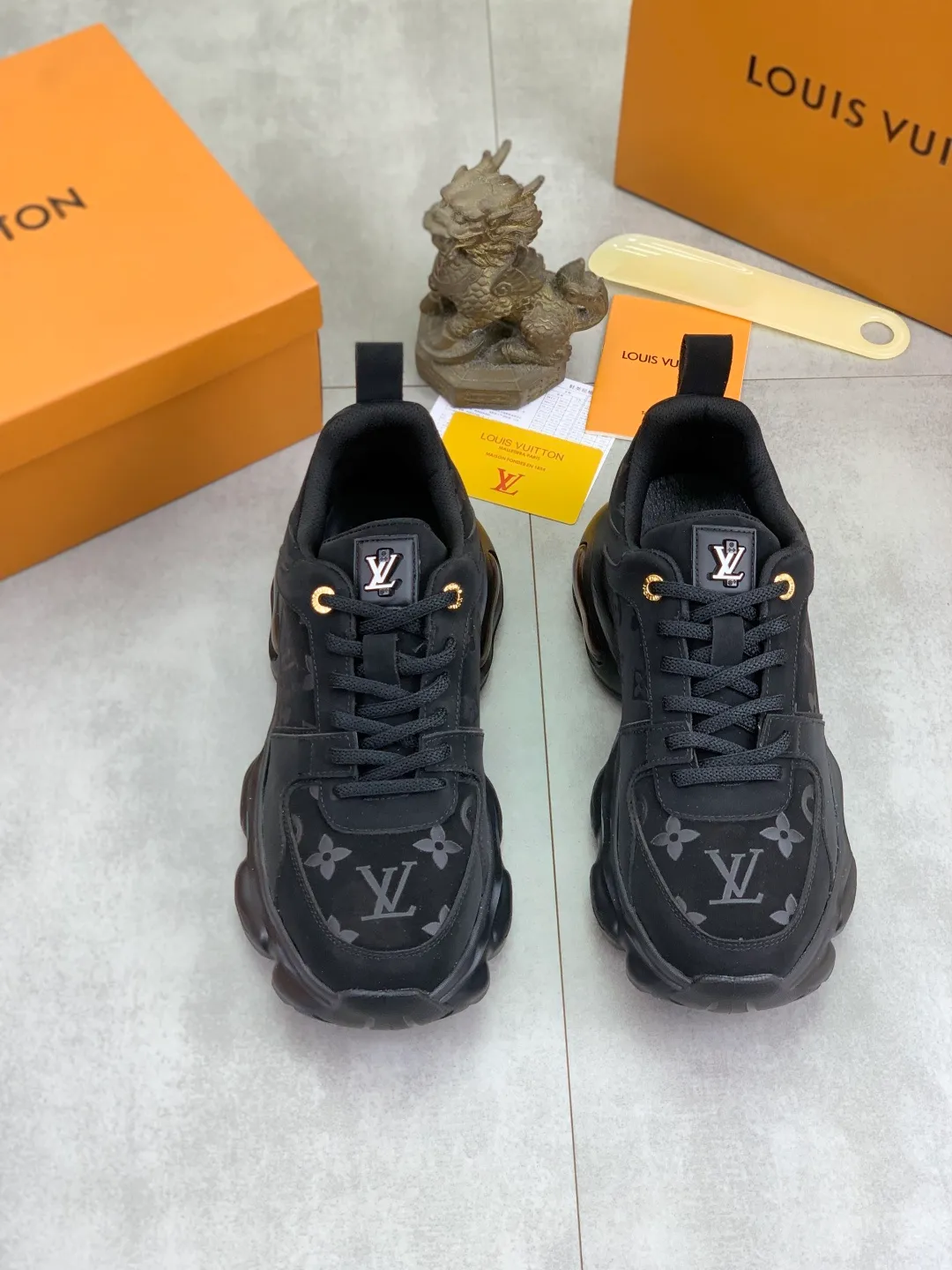 Men's men's shoes💰P440💰[New model]🆘[Louis Vuitton] LV official website latest model🎁casual and fashionable men's shoes👟hot style💥simple and elegant style, exclusive for trendy men. Unique official website latest brand elements👑original decoration, fashionable and generous, the fabric is made of original calfskin➕comfortable and breathable mesh lining➕pig skin lining ✅The official website specifies wear-resistant casual outsole, the classic model is taken in real life🎬Color: 5️⃣colors available😍Number of codes: 38-44 (45 46 customized)